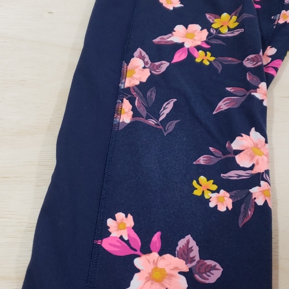 🎀🎀 Pink VS ULTIMATE leggings - Picture 3 of 8